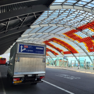 A9 truck op Amsterdam Centraal Station in de emissiezone